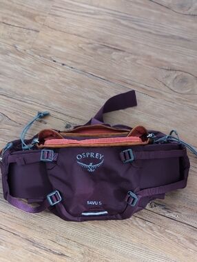 OSPREY Savu 5 Hip Pack in Plum with Orange Accents